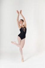 SI 655/D Body a spallino in lycra con inserto davanti in pizzo ed intreccio sul dietro