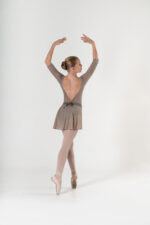 SI 665- 3/4 Body in lycra con inserti in tulle allo scollo e manica a tre quarti - immagine 2
